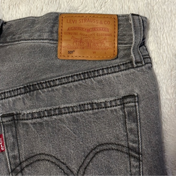 Levi’s Grey High Rise Shorts - Picture 3 of 7